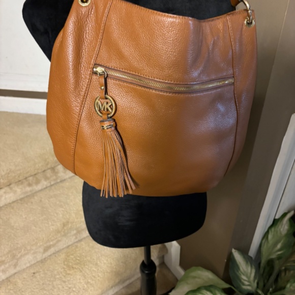 Beautiful Tan Michael Kors Hobo Handbag w/2 Outside Pockets & Tassel - Picture 11 of 11